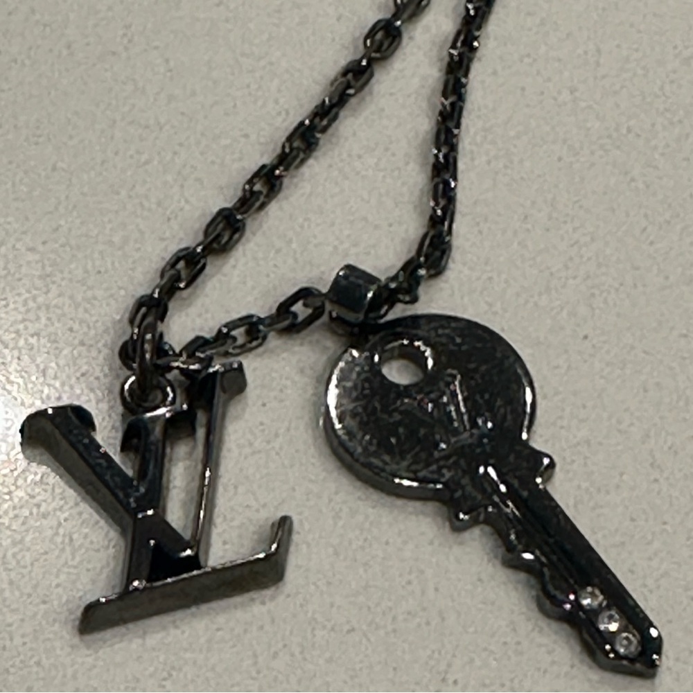Louis Vuitton UNISEXY Gunmetal Logo Key Necklace - Picture 5 of 11
